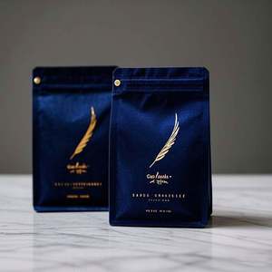 Pochette debout mate de luxe au toucher en velours imprimée sur mesure avec fermeture éclair pour les échantillons de soins de la peau en poudre de protéine de café de qualité supérieure aliments pour animaux de compagnie - Product Image 3