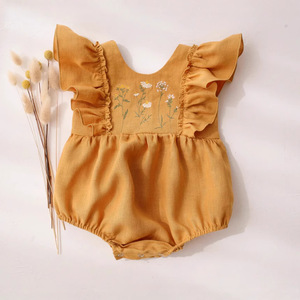 Barboteuse bébé d'été sans manches en coton-lin blanc brodée, style triangle, avec détails volantés, style princesse champêtre, motif marguerite - Product Image 2