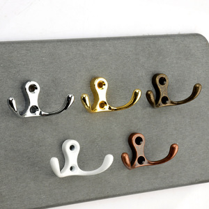 Gancho de pared doble de aleación de zinc estilo europeo con forma de cuerno de carnero para baño, armario, toallas y ropa. - Product Image 1