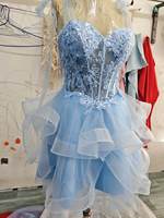 2025 robes de soirée en tulle à plusieurs niveaux dentelle scintillante appliques nœud bretelles robe de bal courte pour les adolescents robe de Quinceanera