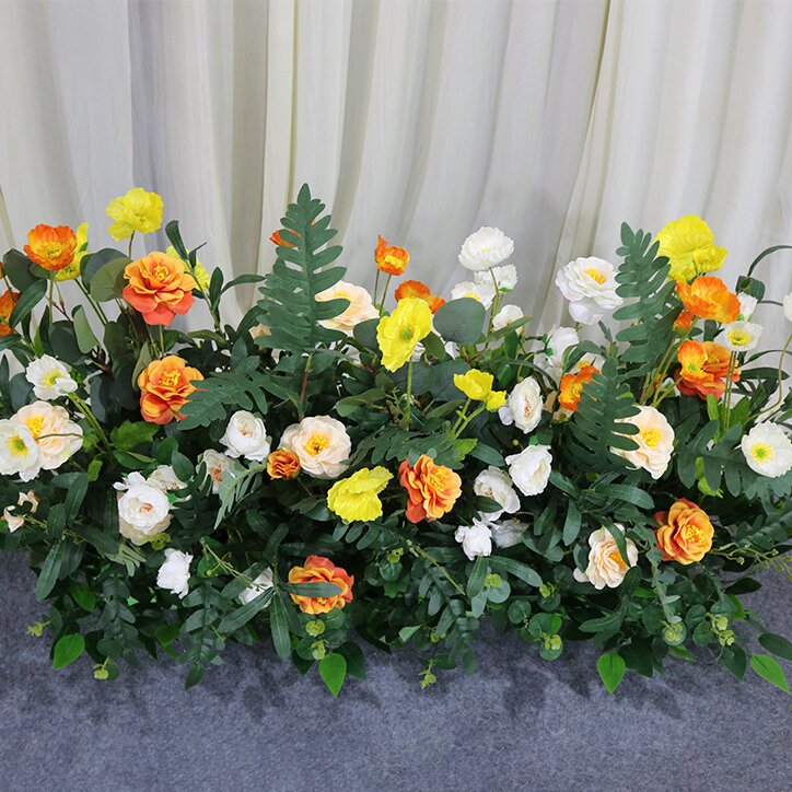 Fila di fiori in stile forestale con papaveri e grandi foglie di cipresso