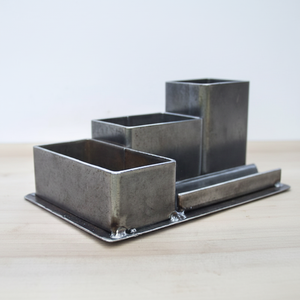 Porte-stylo en métal poli ajoutant une touche sophistiquée à votre configuration de bureau et améliorant l'organisation de la productivité de l'espace de travail - Product Image 1