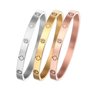 Brazalete de Mujer al por Mayor, Estilo Europeo y Americano, Chapado en Oro, Acero Inoxidable con Incrustaciones de Diamantes, Diseño de Flores y Corazones - Product Image 2