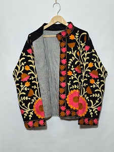 Veste noire brodée de fleurs pour femmes |   Veste ethnique indienne faite à la main de style Suzani, multicolore, avec broderie florale, veste courte - Product Image 2