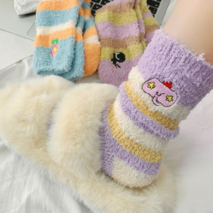 Calcetines de media pantorrilla gruesos con bordado de dibujos animados de lana coralina para uso doméstico, para dormir y para el suelo, cálidos para otoño e invierno para mujer - Product Image 1