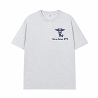 Individuell besticktes T-Shirt für Tierärzte mit personalisiertem Namen und Auszeichnungen als Geschenk zur Abschlussfeier für RVT/CVT.