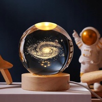 Haute Qualité Boule De Cristal Astronaute Planète Globe 3D Boule Gravée Au Laser Led Personnalisé Enfants Veilleuse
