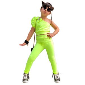 Nouvel ensemble de vêtements pour fillettes tendance : haut à épaules tombantes et manches bouffantes, et pantalon – Ensemble 2 pièces pour filles - Product Image 1