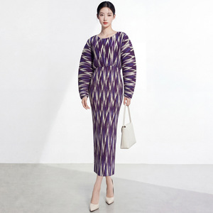 Nouvelle Collection Été 2026 : Robe Plissée Miyake Plus à Col Chauve-Souris et Taille Cintrée, Longueur Midi – Vente en Gros de Vêtements - Product Image 1