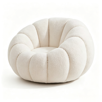 Fauteuil de lecture moderne et confortable en polaire blanc crème, avec rangement intégré, idéal pour la détente