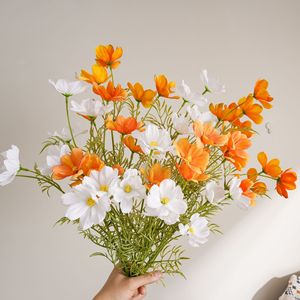 Bouquet de fleurs artificielles CallaFloral Cosmos blanc et orange en PVC pour décoration intérieure et arrangements de mariage - Product Image 1