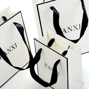 โรงงาน FANXI ถุงของขวัญบรรจุภัณฑ์เครื่องประดับพิมพ์โลโก้สีตามสั่งแบบใหม่ พร้อมหูหิ้วผ้าไหม ถุงกระดาษพิมพ์ลายสำหรับช้อปปิ้งรีไซเคิลได้ - Product Image 5