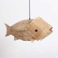 Lustre Koi transparent sculptural en forme de poisson, en rotin tressé et écailles de bambou, fait main par un artisan, écologique, luminaire d'intérieur de style côtier