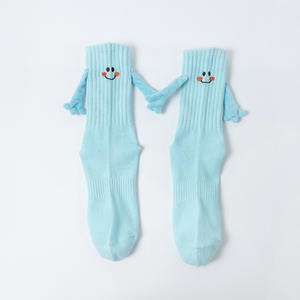 Chaussettes magnétiques pour chaussettes à tube moyen mignonnes et amusantes Chaussettes colorées main dans la main - Product Image 4