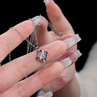 Kalung Liontin Rantai Bambu Paduan Zirkon Berbentuk Semanggi Empat Daun Wanita Minimalis Mewah Ringan Elegan Berkualitas Tinggi untuk Penggunaan Sehari-hari.