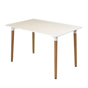 シンプルな白い北欧MDFダイニングテーブル正方形のラップトップテーブル小さな部屋は、椅子の家具と組み合わせた無垢材の脚のティーテーブルを使用します