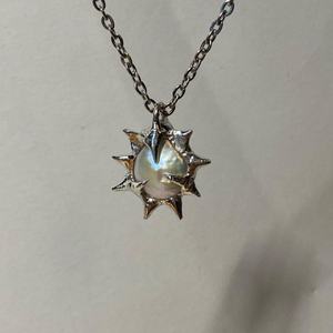 Conjunto de Joyería Gótica Abstracta Hecha a Mano con Colgante de Sirena, Collar con Perlas, Anillo Decorativo de Metal Líquido con Forma de Cuerno y Anillos de Alabastro - Product Image 3