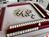 Tuiles de Mahjong en Acrylique Très Vendues, Incluant des Pions Joker, Motifs Colorés, Idéales pour les Soirées de Jeu Décontractées, Ensemble de Mahjong Américain