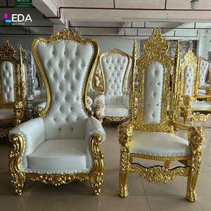 เก้าอี้บัลลังก์หนัง PU สีขาวสไตล์ยุโรป LEDA พร้อมโครงสีทอง สำหรับเฟอร์นิเจอร์ห้องจัดเลี้ยงโรงแรม - Product Image 1