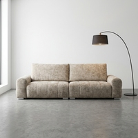 Canapé en tissu de luxe léger 3 places, assise capitonnée à cannelures verticales, accoudoirs incurvés, dossier divisé, mobilier de salon moderne