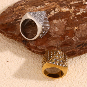 Anillo de vid y pirámide, banda gótica de acero inoxidable chapada en oro de 18 quilates, joyería mística Y2K para hombres, anillo de declaración botánico único - Product Image 4
