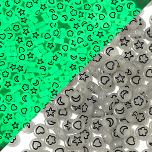 Fabricant de gros acrylique lumineux plat rond perles en vrac couleur translucide lettre accessoires matériaux faits à la main - Product Image 3