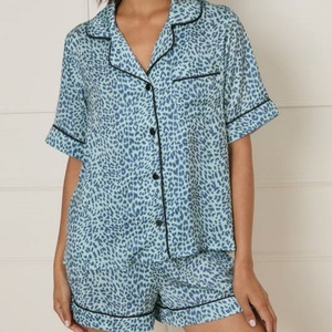 Conjunto de Pijama para Mujer con Estampado de Leopardo Azul Claro, Manga Corta, Botones, con Bolsillos, Venta al Por Mayor, Pijamas Personalizadas - Product Image 5