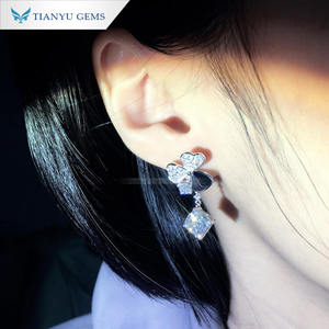 Pendientes de Trébol de Moissanita con Corte Cojín, Clásicos, Elegantes y Minimalistas, Chapados en Oro de 18k sobre Plata de Ley, de Tianyu Gems - Product Image 5