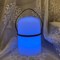 Lampe de bureau LED moderne à piles avec télécommande, 16 couleurs changeantes, corps en plastique résistant aux UV, abat-jour en métal, éclairage d'ambiance