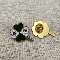 Épingles porte-bonheur personnalisées en forme de trèfle à quatre feuilles, badges souvenirs en métal émaillé pour souvenirs de pays
