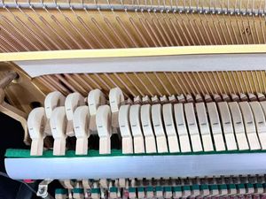 Piano droit d'occasion MC301 (Clavier et plancher acoustique en bois massif, style mécanique, 88 touches) (Fabriqué au Japon) - Product Image 6