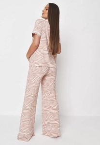 Ensemble <span class=keywords><strong>de</strong></span> pyjama <span class=keywords><strong>de</strong></span> maternité en gros avec chemise à manches courtes imprimé zèbre et pantalon large – Vêtements <span class=keywords><strong>de</strong></span> nuit <span class=keywords><strong>de</strong></span> maternité - Product Image 4