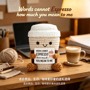 Muñeco de Peluche de Ganchillo Hecho a Mano con Forma de Taza de Café, Adorno Tejido Lindo con Letrero para Jóvenes - Product Image 2