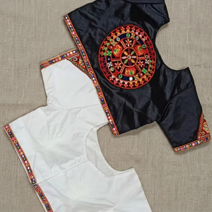 Beau chemisier brodé spécial Navratri de travail de fil avec des frontières chemisier brodé Zari lourd pour les mariages - Product Image 3
