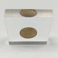 Pièce de monnaie en laiton incrustée dans un bloc acrylique transparent sur support de présentation – Décoration de bureau style vintage, objet de collection, presse-papiers