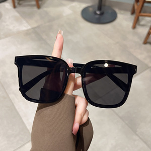 Gafas de sol con montura cuadrada Gm para mujer, montura negra, lentes naranjas, protección UV400, diseño plegable de moda - Product Image 2