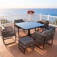 Ensemble de salle à manger pour fauteuil 4 places en rotin rétro-Table carrée et coussins matelassés | Terrasse extérieure personnalisable, prix abordable