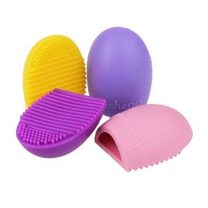 Outil de nettoyage de pinceaux de maquillage en silicone texturé doux, écologique, avec une conception de prise en main confortable et un nettoyage efficace et délicat. - Product Image 5
