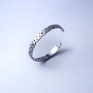 Bracelet DOTTED SPACEBAND – Design Minimaliste de Luxe à Espaces Ouverts, Détails Points, Finition Polie, Bijou de Poignet Moderne et Tendance - Product Image 6