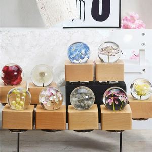 Lámpara Nocturna de Bola de Cristal Recargable con Flor de Diente de León Preservada en Blanco Cálido 3D Harolux, Regalo Personalizado Hecho a Mano en Madera - Product Image 3