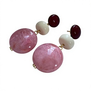 Boucles d'oreilles créoles géométriques uniques pour femme, en résine et acrylique, motif carré, multicolores, pièce de mode affirmée - Product Image 2