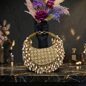 Élégante pochette de soirée demi-lune ornée de perles et de cristaux avec anse en anneau pour mariages et soirées - Product Image 2
