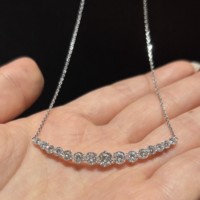 Collier pendentif style Stars Smile en or blanc 18 carats avec serti clos et diamant de laboratoire taille brillant rond