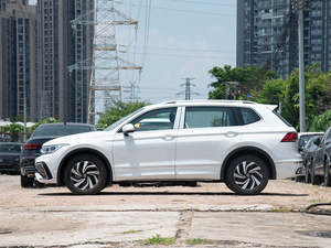 Algeria, Gran Venta para Tiguan Sedán <span class=keywords><strong>2</strong></span>.0T, 5 Asientos de Tela, Volante a la Izquierda, Automático, Luces LED Potentes, Pantalla Táctil de 12 Pulgadas - Product Image 6