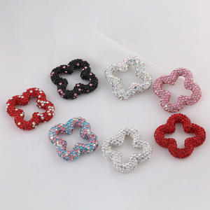 2025 Venta caliente hueco cuatro hojas forma de trébol encanto diamantes de imitación cuentas de arcilla suave para pulsera teléfono caso Beadable llavero - Product Image 2