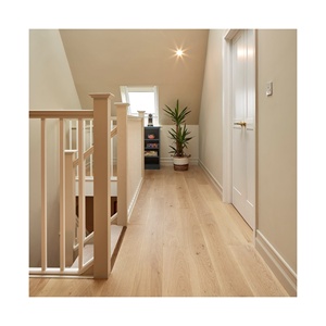 Parquet en <span class=keywords><strong>bois</strong></span> d'ingénierie brossé avec grain de chêne <span class=keywords><strong>et</strong></span> finition blanchie, système TAP & GO - Product Image 1