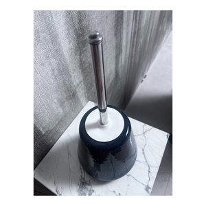 Brosse de toilette avec support en céramique bleu nuit et manche en laiton chromé, design rond élégant pour salles de bain modernes et stylées - Product Image 2