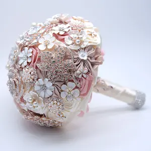 A-964 Moderno <span class=keywords><strong>Bouquet</strong></span> da Damigella con Fiori in Schiuma, Diamanti e Strass, <span class=keywords><strong>Bouquet</strong></span> da Sposa in Raso Dorato con Rose di Cristallo - Product Image 1