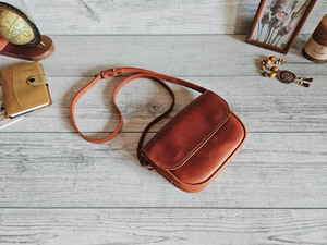 Bolso Bandolera de Cuero Personalizado para Mujer, Bolso Pequeño Hecho a Mano, Bolso de Hombro Marrón, Regalo para Ella - Product Image 1