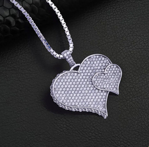 Collier élégant avec pendentif en moissanite, au design raffiné et à l'éclat scintillant, idéal pour un anniversaire, un mariage ou comme cadeau. - Product Image 3